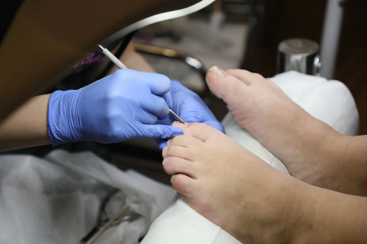 Policjanci z warszawskiej Woli zatrzymali 40-letnią kobietę ściganą listem gończym za przestępstwo przeciwko wolności seksualnej. Do ujęcia doszło w jednym z salonów urody na Mokotowie.