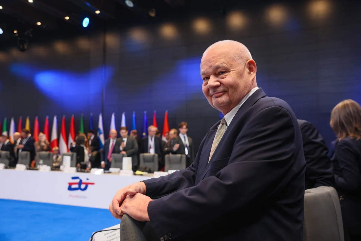 Adam Glapiński jednak nie pojawi się przed Trybunałem Stanu. Agencja Bloomberg podaje, że polski rząd po cichu zrezygnował z pomysłu pociągnięcia do odpowiedzialności szefa Narodowego Banku Polskiego obawiając się,  jak sprawa mogłaby wpłynąć na poczucie bezpieczeństwa zagranicznych inwestorów. 