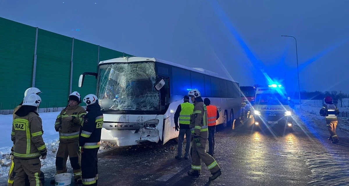 15 osób zostało rannych w zderzeniu dwóch autobusów w Kroczewie, niedaleko Nowego Dworu Mazowieckiego (woj. mazowieckie). Na miejscu trwa akcja służb. Według wstępnych ustaleń, jeden z pojazdów uderzył w tył drugiego.