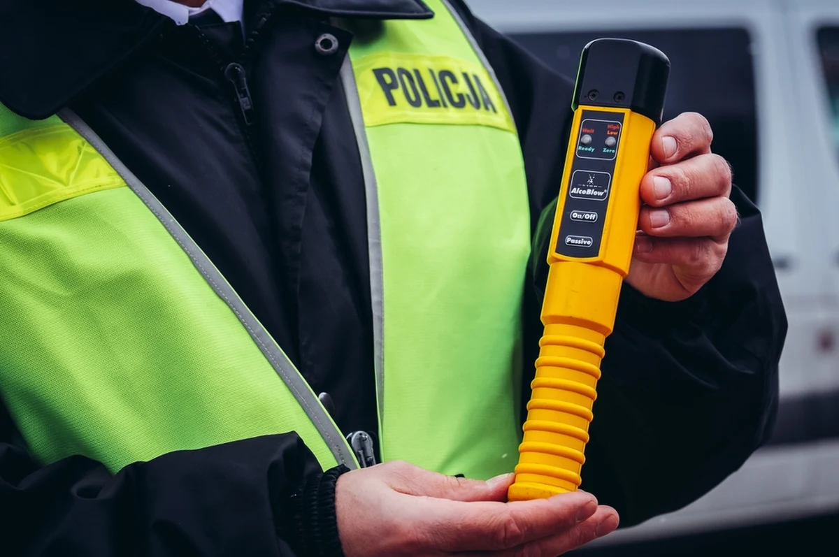 Policja z Wołomina bada sprawę funkcjonariusza drogówki, który w czasie pracy był pod wpływem narkotyków. Mężczyzna został zawieszony. 