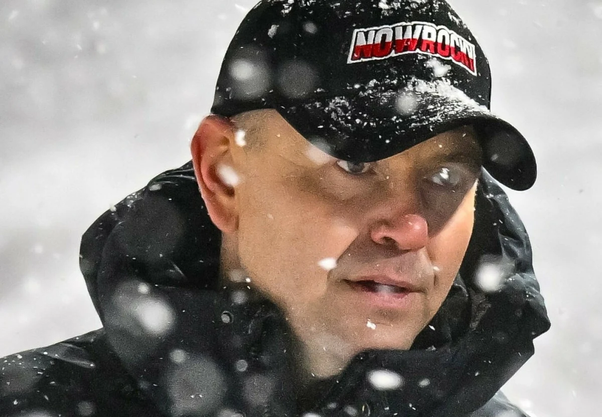 Spółka handlująca ubraniami z logo Nowrocky wydała oficjalne oświadczenie w sprawie powiązań z Karolem Nawrockim. Prezes firmy w wiadomościach do Onetu zapewnił, że działalność ma charakter prywatny i nie jest autoryzowana przez Kancelarię Prezydenta RP.