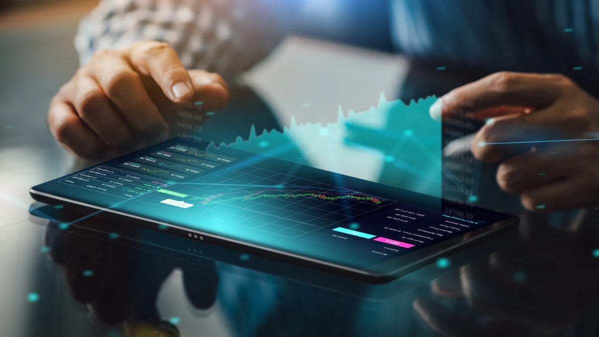 Inwestowanie w fundusze ETF zyskuje na popularności, bo pozwala na zdywersyfikowanie portfela inwestycyjnego i zmniejszenie ryzyka inwestycji. Czym są fundusze ETF i jak w nie inwestować? Oto krótki poradnik.