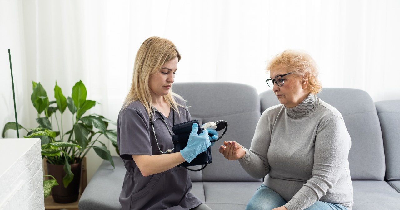 Wizyta domowa za darmo. Kiedy lekarz rodzinny musi przyjechać na NFZ?