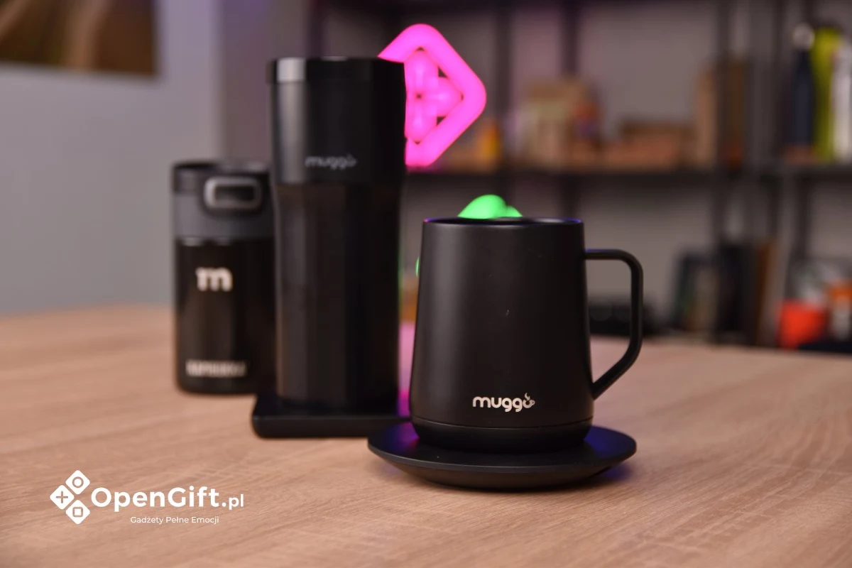 Kubki reklamowe od lat królują w świecie gadżetów B2B. Są praktyczne, używane codziennie i dyskretnie, ale konsekwentnie budują rozpoznawalność marki. W biurze, w domu, na spotkaniu online – kubki z logo towarzyszą Twoim klientom w momentach, gdy mają czas, by spokojnie spojrzeć na znak firmowy i skojarzyć go z konkretną wartością. Jeśli jednak chcesz, aby kubki firmowe naprawdę pracowały na wizerunek, nie wystarczy „jakikolwiek biały kubek z nadrukiem”. Klucz leży w dopasowaniu modelu, stylu i techniki znakowania do branży, okazji i grupy odbiorców. W B2B taki detal potrafi zdecydować, czy kubek stanie się ulubionym przedmiotem na biurku, czy wyląduje na dnie szafki.