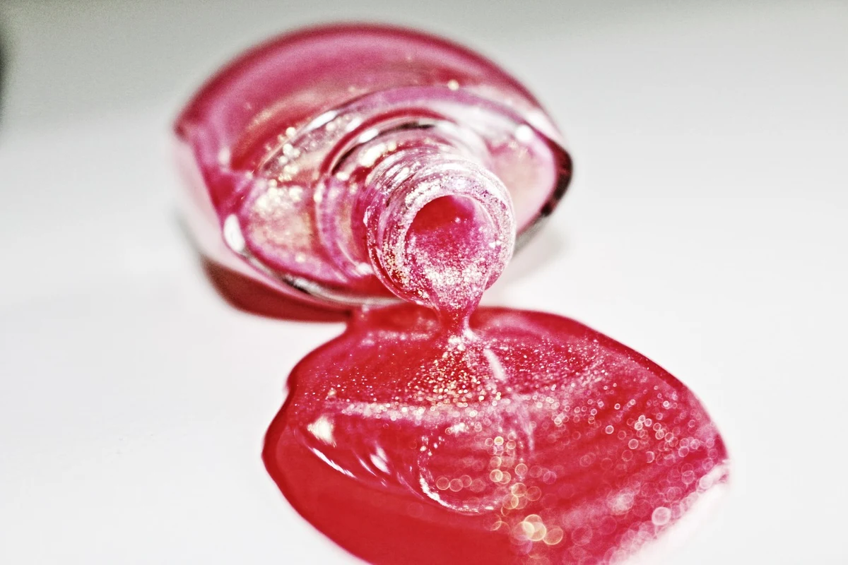 Nie ma drugiego koloru, który tak szybko i bezproblemowo „robi efekt” jak czerwony lakier hybrydowy od Boska Nails. Czerwone paznokcie potrafią wyglądać jak biżuteria – ale tylko wtedy, gdy manicure wykonasz bez pośpiechu, z ogromną dokładnością i wybierzesz lakiery hybrydowe. Sprawdź, jak krok po kroku pracować z manicurem, by czerwone lakiery nie smużyły i trzymały się tygodniami.