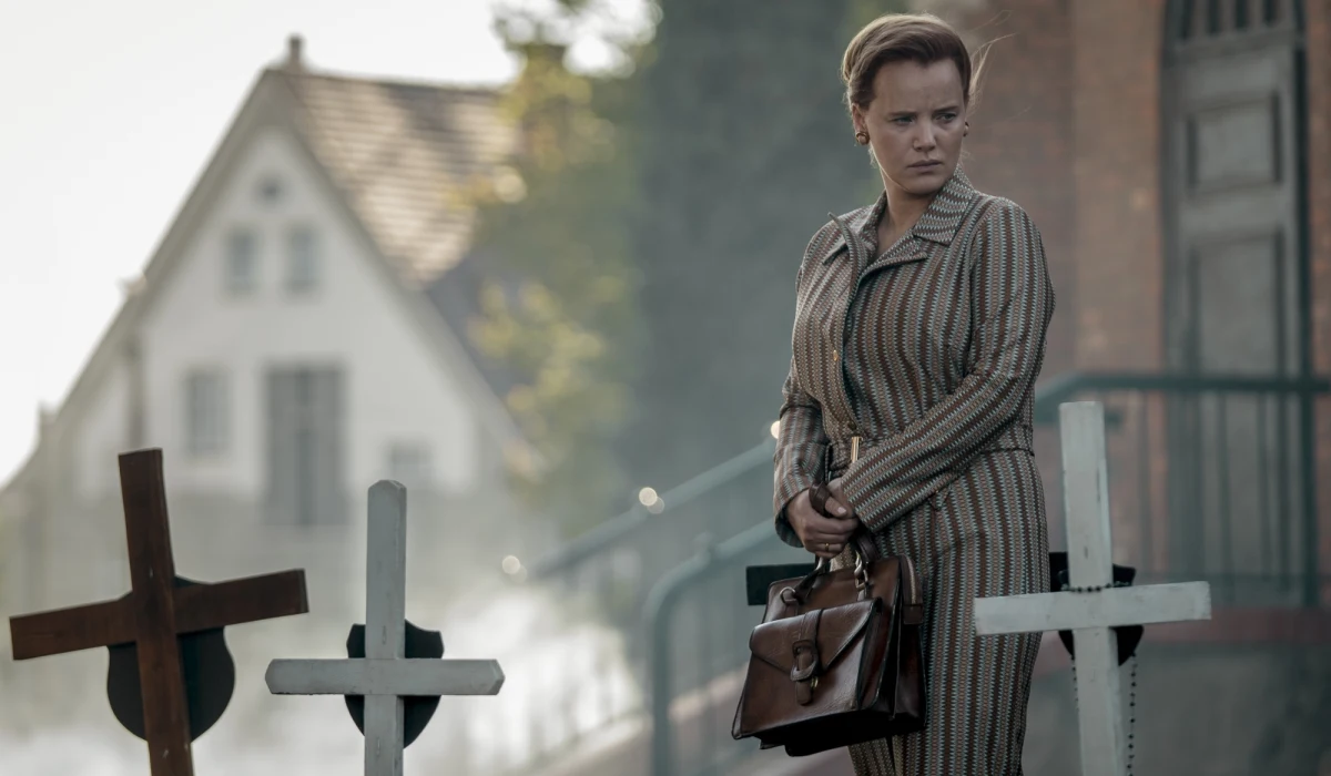 Dziś na platformie Netflix zadebiutował serial "Ołowiane dzieci" Macieja Pieprzycy. To inspirowana prawdziwą historią sześcioodcinkowa opowieść o młodej lekarce. W rolę dr Jolanty Wadowskiej-Król wcieliła się Joanna Kulig. 