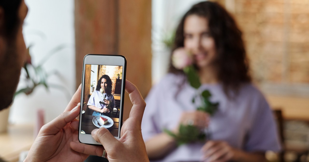 Aplikacje, DM-y i „poznaliśmy się normalnie”. Jak randkuje Gen Z?