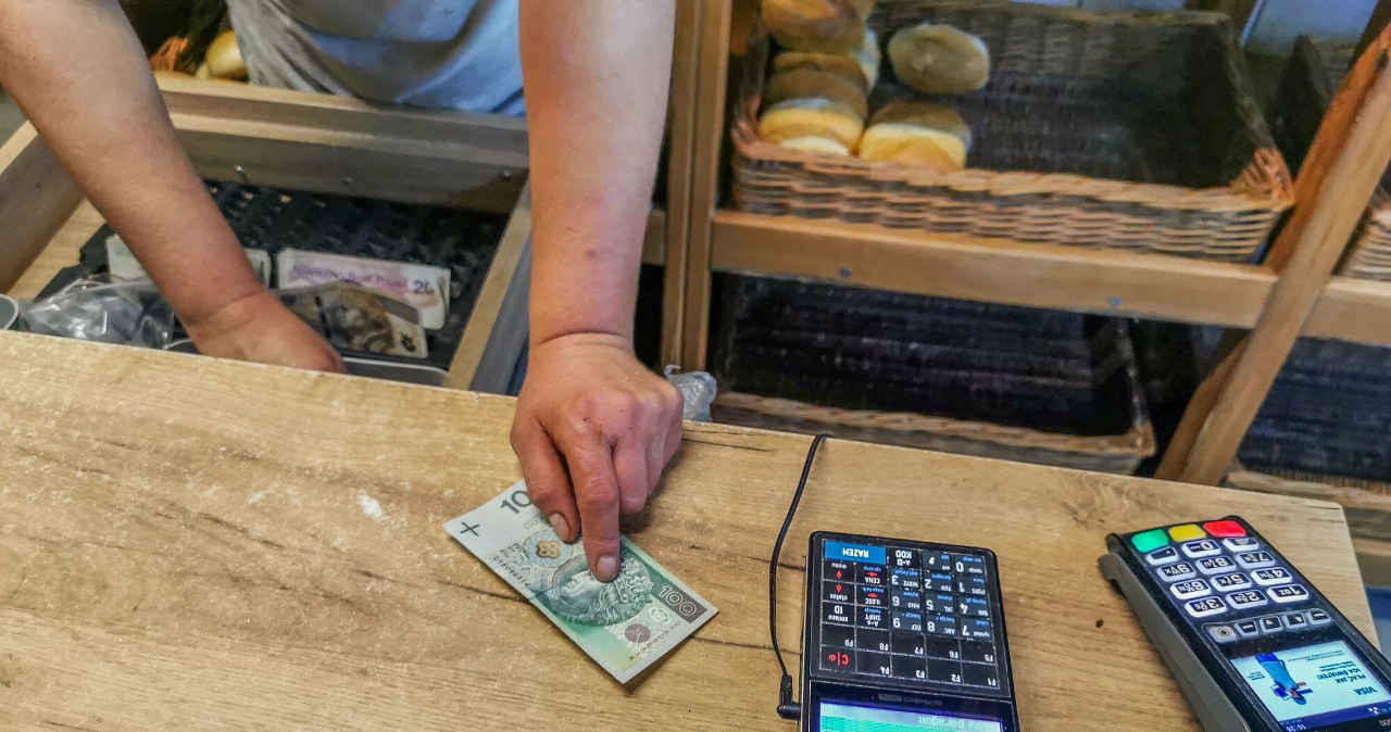 Polacy żyją z miesiąca na miesiąc. Wydają na podróże, zamiast oszczędzać