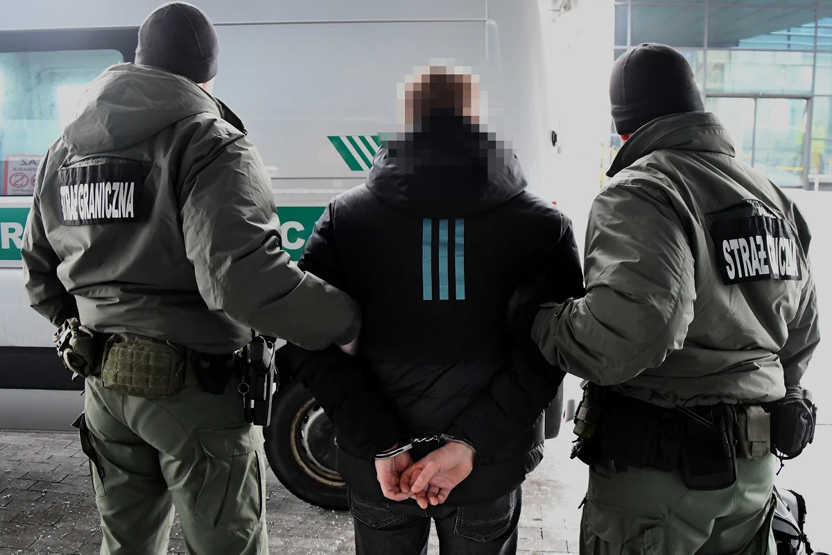 Na podrzeszowskim lotnisku w Jasionce doszło do zatrzymania obywatela Ukrainy, który był poszukiwany czerwoną notą Interpolu. Mężczyzna przyleciał do Polski z Hiszpanii i jest podejrzany o przywłaszczenie mienia znacznej wartości oraz fałszerstwo urzędowe. Grozi mu nawet 8 lat więzienia.