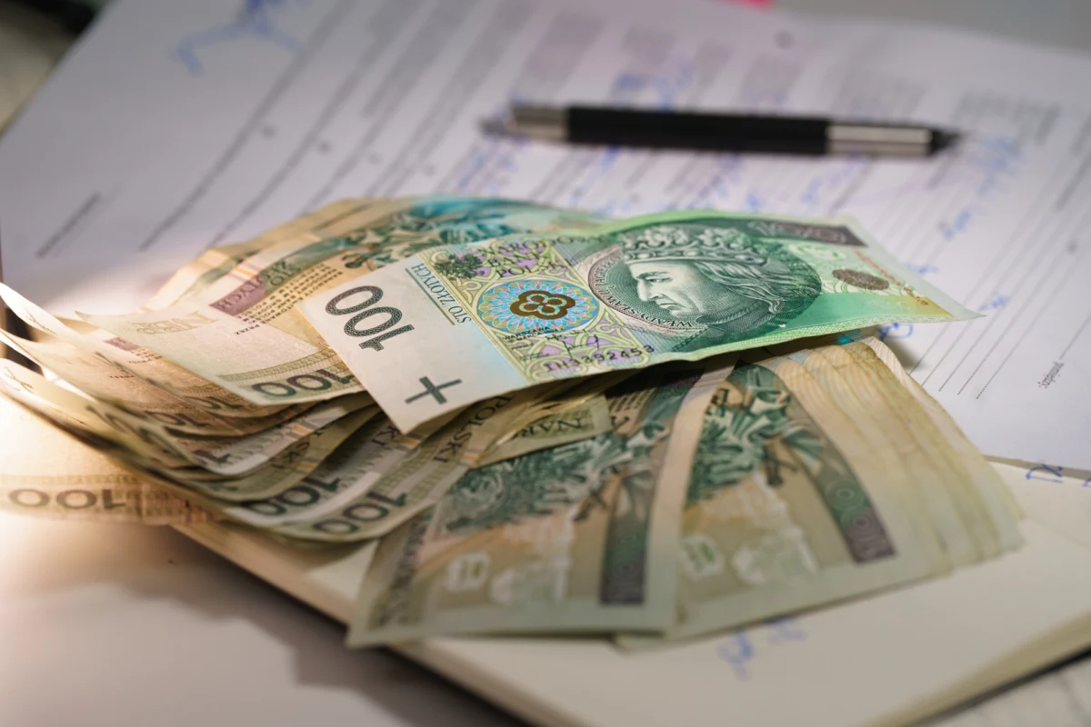 Rozliczenie PIT za 2025 rok można składać od 15 lutego do 30 kwietnia 2026 roku. W usłudze Twój e-PIT na podatników będą czekały przygotowane rozliczenia. Do stworzonej przez Ministerstwo Finansów usługi  najprościej się zalogować poprzez aplikację mobilną e-Urzędu Skarbowego, lecz można to również zrobić przez bankowość elektroniczną, za pomocą aplikacji mObywatel, e-Dowodu, profilu zaufanego czy danych podatkowych.