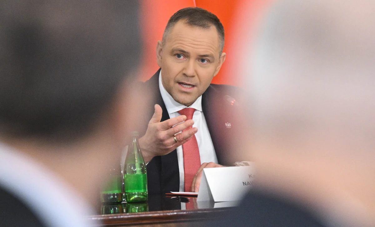 "Zwołałem dzisiejsze posiedzenie Rady Bezpieczeństwa Narodowego, ponieważ w sprawach kluczowych dla bezpieczeństwa Rzeczypospolitej Polskiej narasta ostatnio zbyt wiele pytań, a zbyt mało jest rzetelnych, pełnych odpowiedzi" - powiedział prezydent Karol Nawrocki, otwierając posiedzenie RBN. W spotkaniu bierze udział całe kierownictwo państwa polskiego.