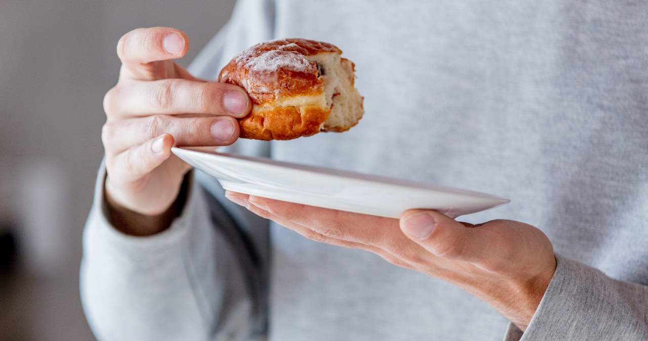 Czy spacer wystarczy na pączka? Ile trzeba chodzić, by spalić jednego pączka?