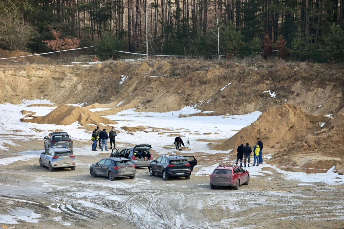 Na terenie żwirowni w miejscowości Młyny, niedaleko Buska Zdroju w województwie świętokrzyskim, odnaleziono ludzkie szczątki oraz fragmenty odzieży. Sprawą zajmuje się prokuratura, a na miejscu od wczoraj pracują policjanci pod jej nadzorem. Jedna z hipotez zakłada, że szczątki mogą pochodzić z XIX-wiecznego cmentarza cholerycznego.