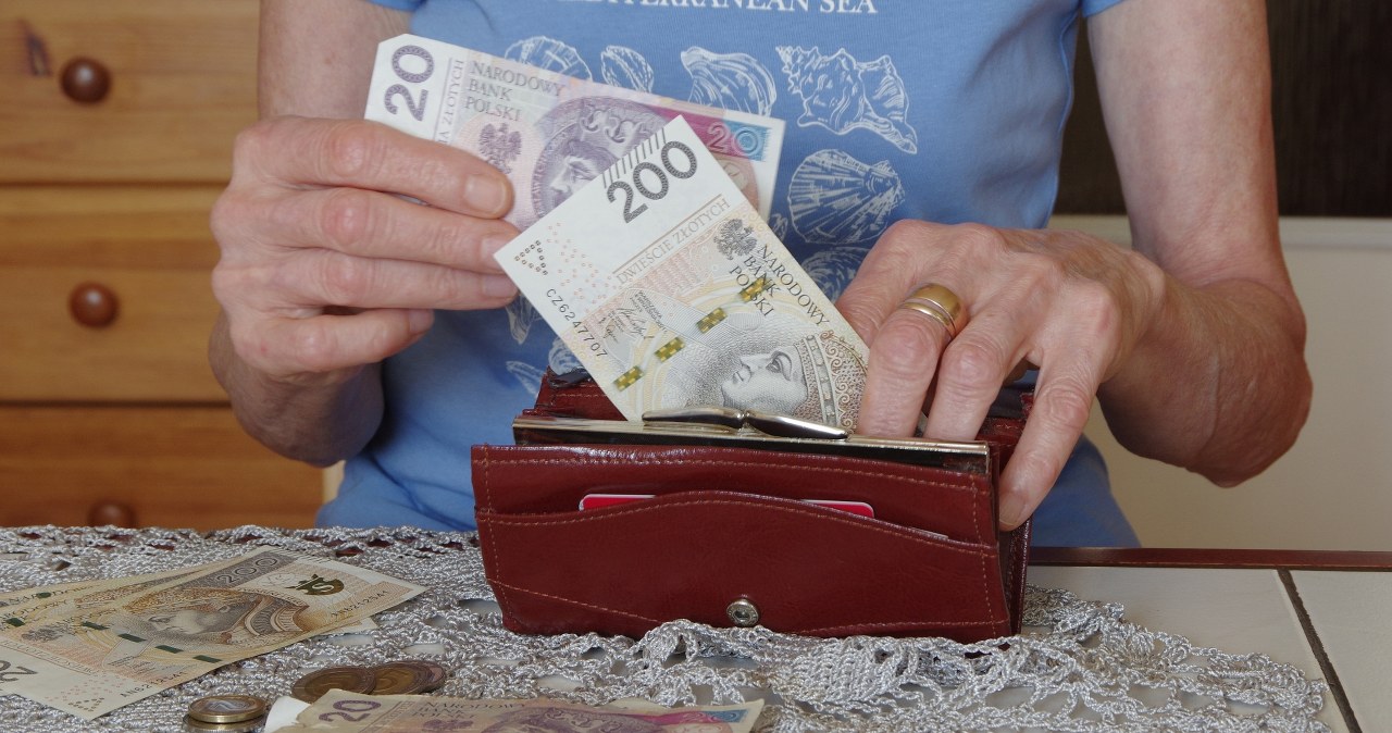 Więcej gotówki dla emerytów w kwietniu. Tyle seniorzy zobaczą na koncie