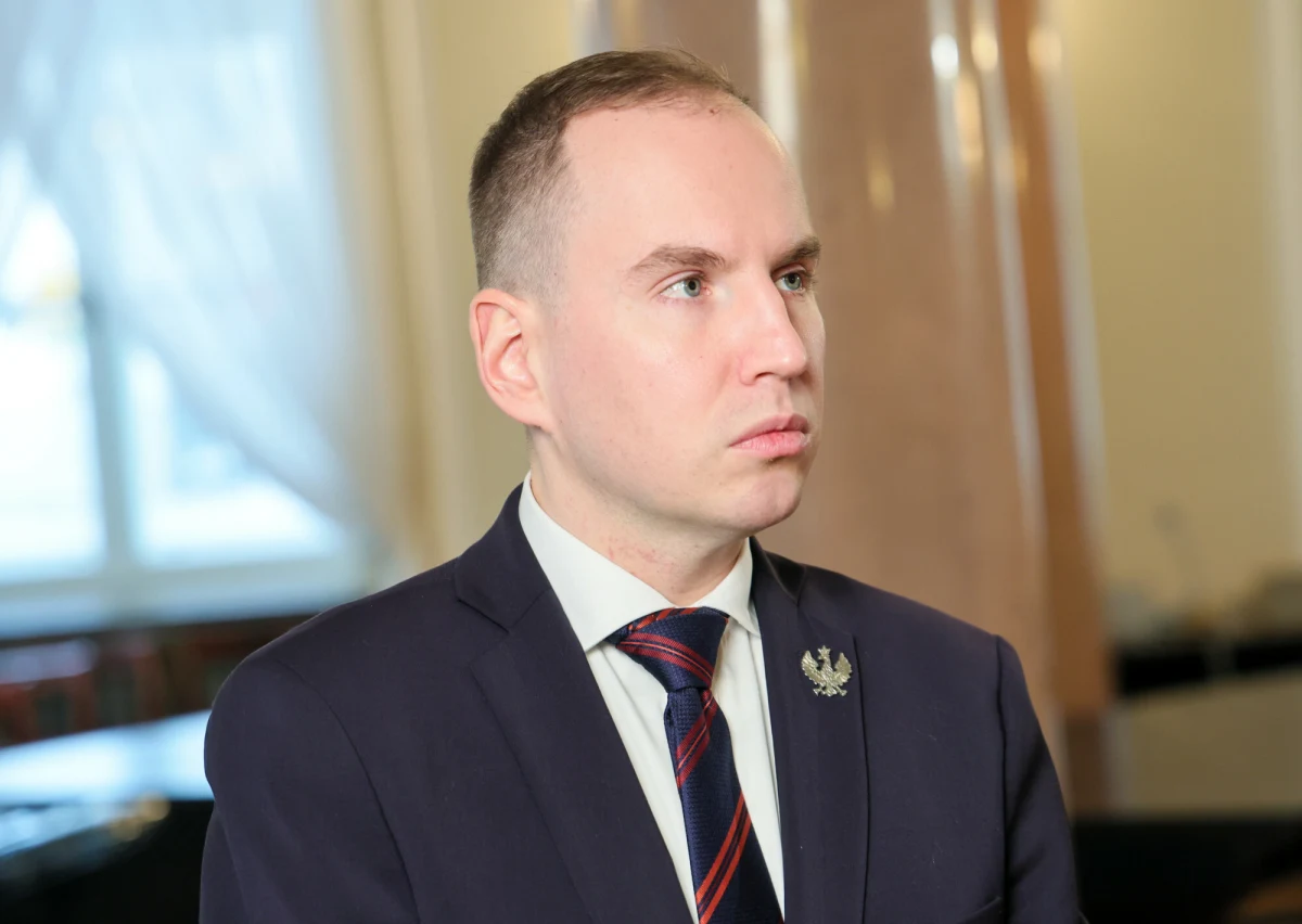 Prokuratura Regionalna w Lublinie przedstawiła zarzuty Adamowi Andruszkiewiczowi, obecnemu zastępcy szefa Kancelarii Prezydenta RP. Sprawa dotyczy wydarzeń sprzed ponad dekady, a konkretnie wyborów samorządowych do sejmiku województwa podlaskiego w 2014 roku. Według śledczych, Andruszkiewicz miał kierować procederem podrabiania list poparcia kandydatów Ruchu Narodowego. Sam zainteresowany stanowczo odpiera zarzuty, nazywając je „wyssaną z palca bajeczką”.