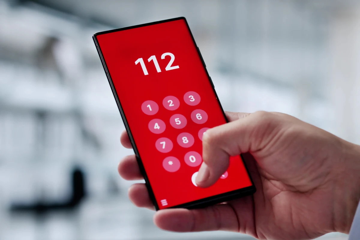 W 2025 roku pracownicy Centrum Powiadamiania Ratunkowego we Wrocławiu odebrali ponad 1,5 miliona połączeń na numer alarmowy 112. Jak jednak pokazują najnowsze statystyki aż 57 procent połączeń okazało się fałszywych lub niezasadnych. Służby podkreśliły, że stwarza to realne obciążenie systemu i może opóźnić pomoc.