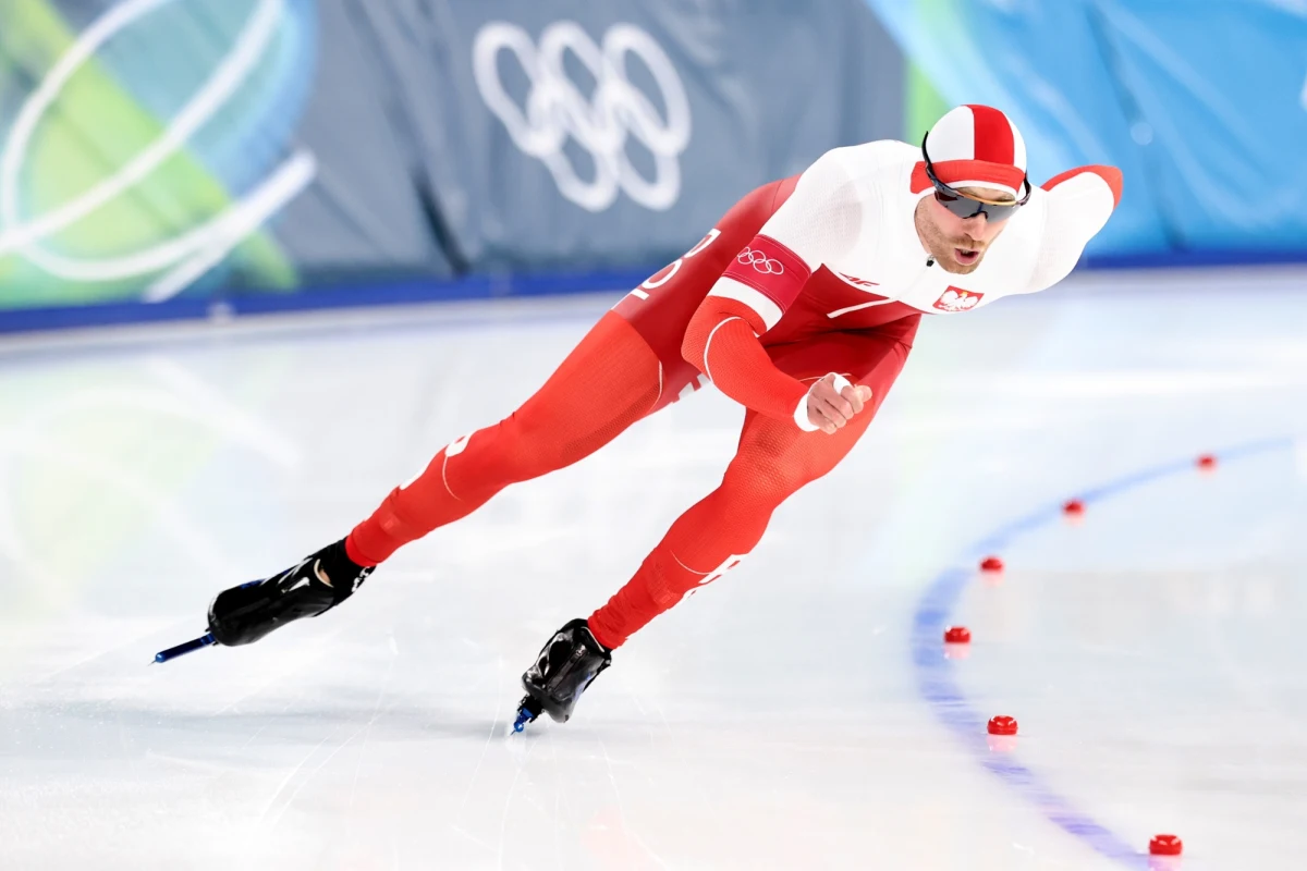 Niestety, Damian Żurek nie zdobył medalu w biegu na 1000 m. Polski panczenista zajął 4. miejsce, do podium zabrakło mu 0,07 s. Złoto wywalczył Amerykanin Jordan Stolz.