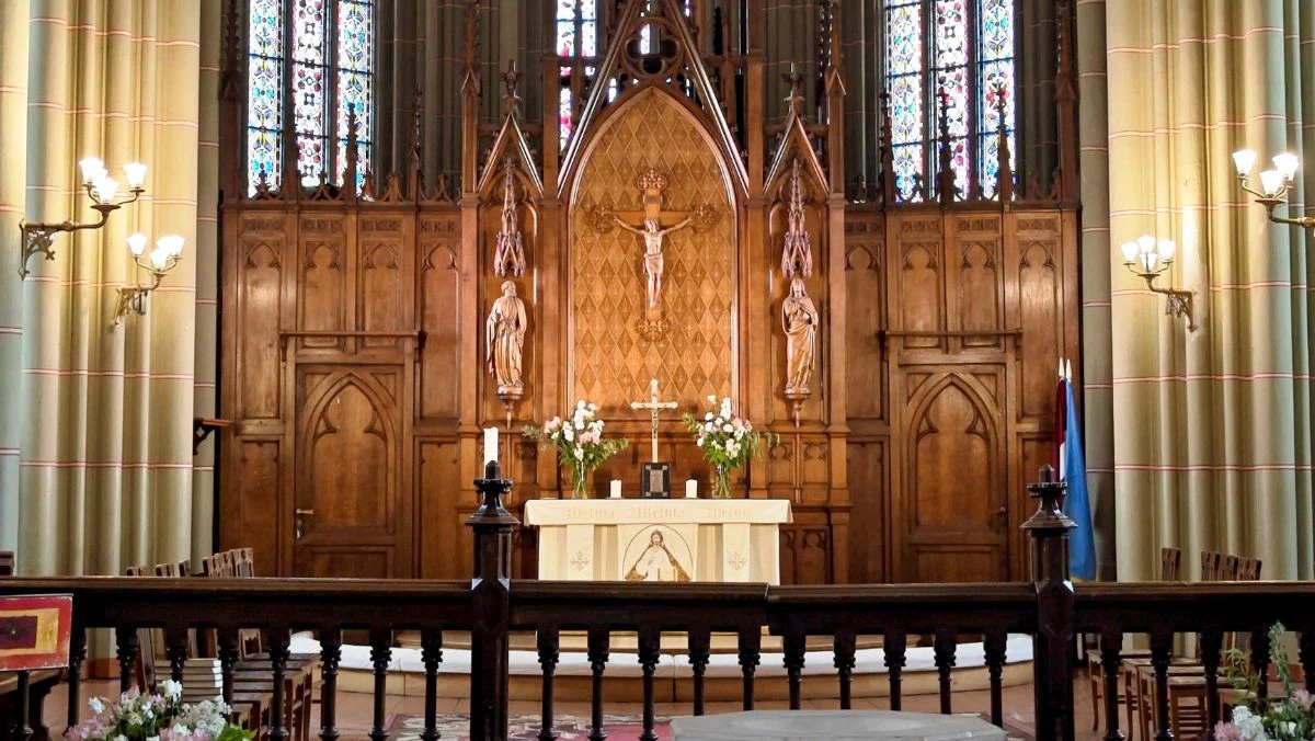 11 lutego w Kościele katolickim obchodzony jest Światowy Dzień Chorego. W ramach jego obchodów w kościołach, szpitalach, hospicjach i domach opiekuńczo-leczniczych celebrowane są msze św., podczas których udzielany jest sakrament namaszczenia chorych. Czym właściwie jest ten sakrament? Kto może go przyjąć i jakie niesie ze sobą łaski?