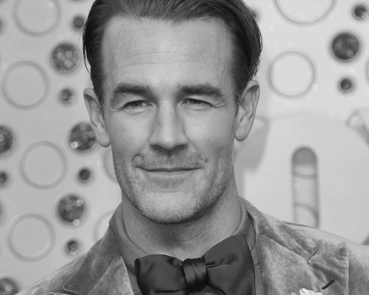 Zmarł James Van Der Beek - amerykański aktor znany przede wszystkim z roli Dawsona Leary’ego w kultowym serialu "Jezioro marzeń". Artysta odszedł w środę w wieku 48 lat, o czym poinformowała jego rodzina. Od 2023 roku zmagał się z rakiem jelita grubego.