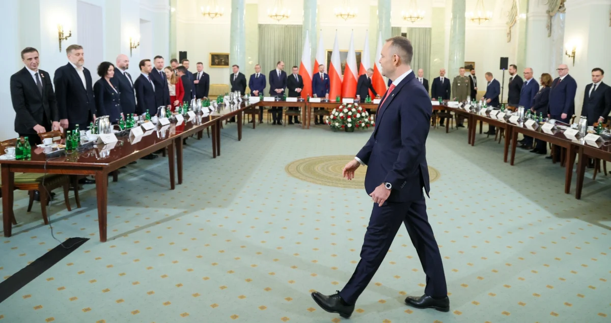 "Nie zostały rozwiane wszystkie wątpliwości" – powiedział szef Kancelarii Prezydenta Zbigniew Bogucki po środowym posiedzeniu Rady Bezpieczeństwa Narodowego. Wspomniane przez niego znaki zapytania mają dotyczyć przede wszystkim programu SAFE. W podobnym tonie wypowiedział się także szef partii Razem Adrian Zandberg, który zaapelował, by rozmawiać o wykorzystaniu unijnych środków na wzmocnienie polskiej innowacyjności. Są jednak głosy, że RBN przyniosła pożądane owoce.