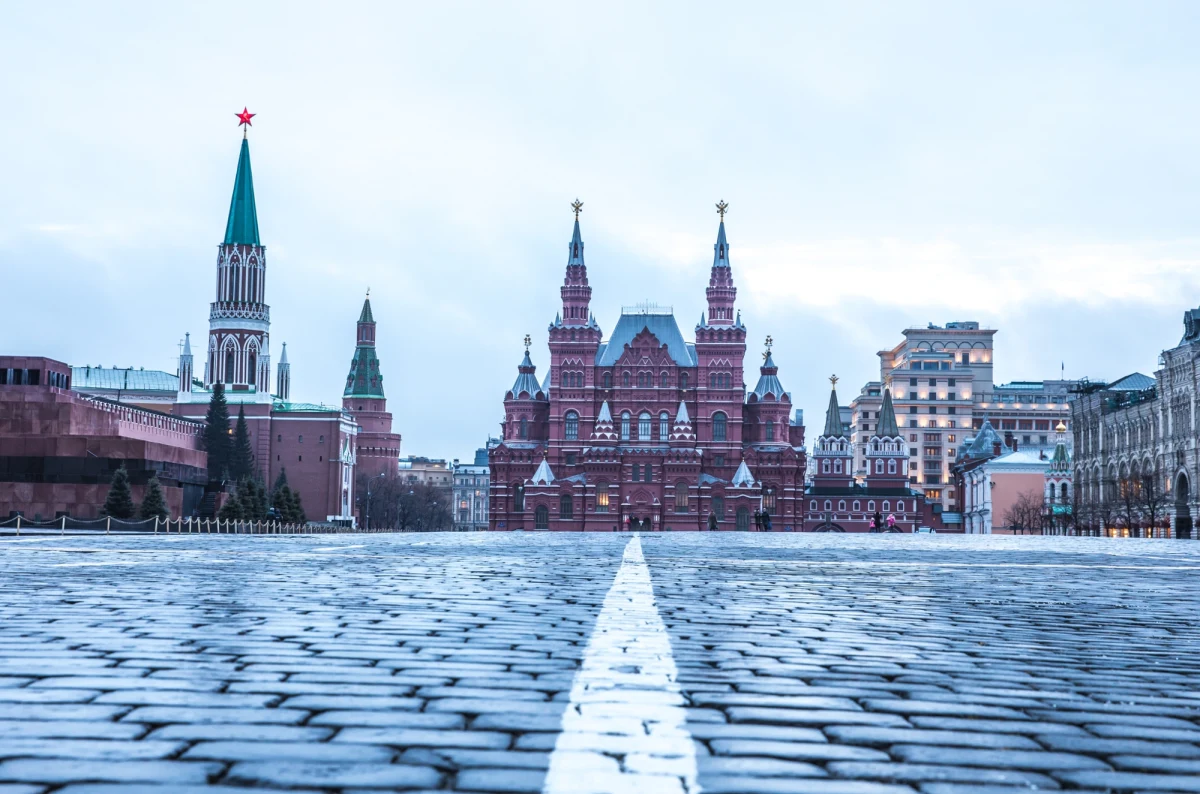 Rosja rozmieściła co najmniej 15 najnowocześniejszych myśliwców Su-57 w bazie lotniczej Dziomgi, położonej niedaleko granicy z Japonią i Chinami. Według analiz ukraińskiego wywiadu to wyraźny sygnał w stronę sąsiadów i element szerszej strategii militarnej na Dalekim Wschodzie.