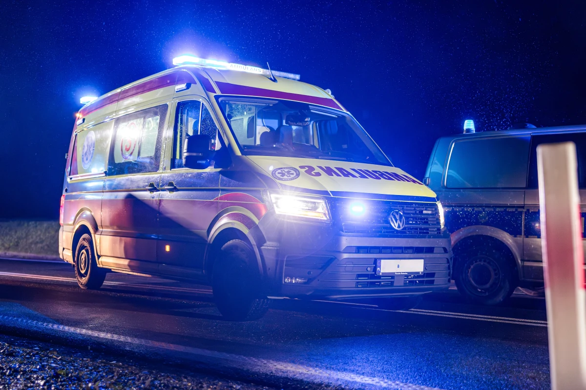 10 osób trafiło do szpitala po wypadku, do którego doszło dzisiaj o poranku na drodze krajowej nr 62 na Mazowszu. Autobus, którym jechało 31 pasażerów, wypadł z jezdni i wpadł do rowu między Kamieńczykiem a Pustymi Łąkami. To z kolei między Łochowem a Wyszkowem. Droga jest nieprzejezdna, policja wyznaczyła objazdy. Informację o wypadku dostaliśmy na Gorącą Linię RMF FM.