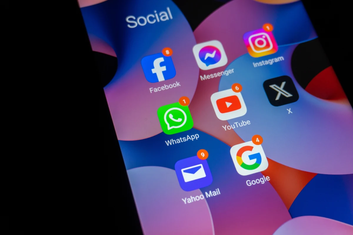 Administracja Władimira Putina całkowicie zablokowała w Rosji dostęp do popularnego komunikatora WhatsApp oraz serwisu YouTube. Decyzja, ogłoszona bez wcześniejszego uprzedzenia, weszła w życie 11 lutego. "Rosyjski rząd podjął dziś próbę całkowitego zablokowania WhatsApp, aby zmusić ludzi do korzystania z państwowej aplikacji do inwigilacji" - czytamy w oficjalnym komunikacie. 