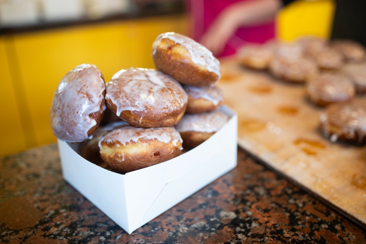 Nawet 40 żółtek i ćwierć kilo masła. "10 zł za pączka najlepszej jakości to cena uzasadniona"