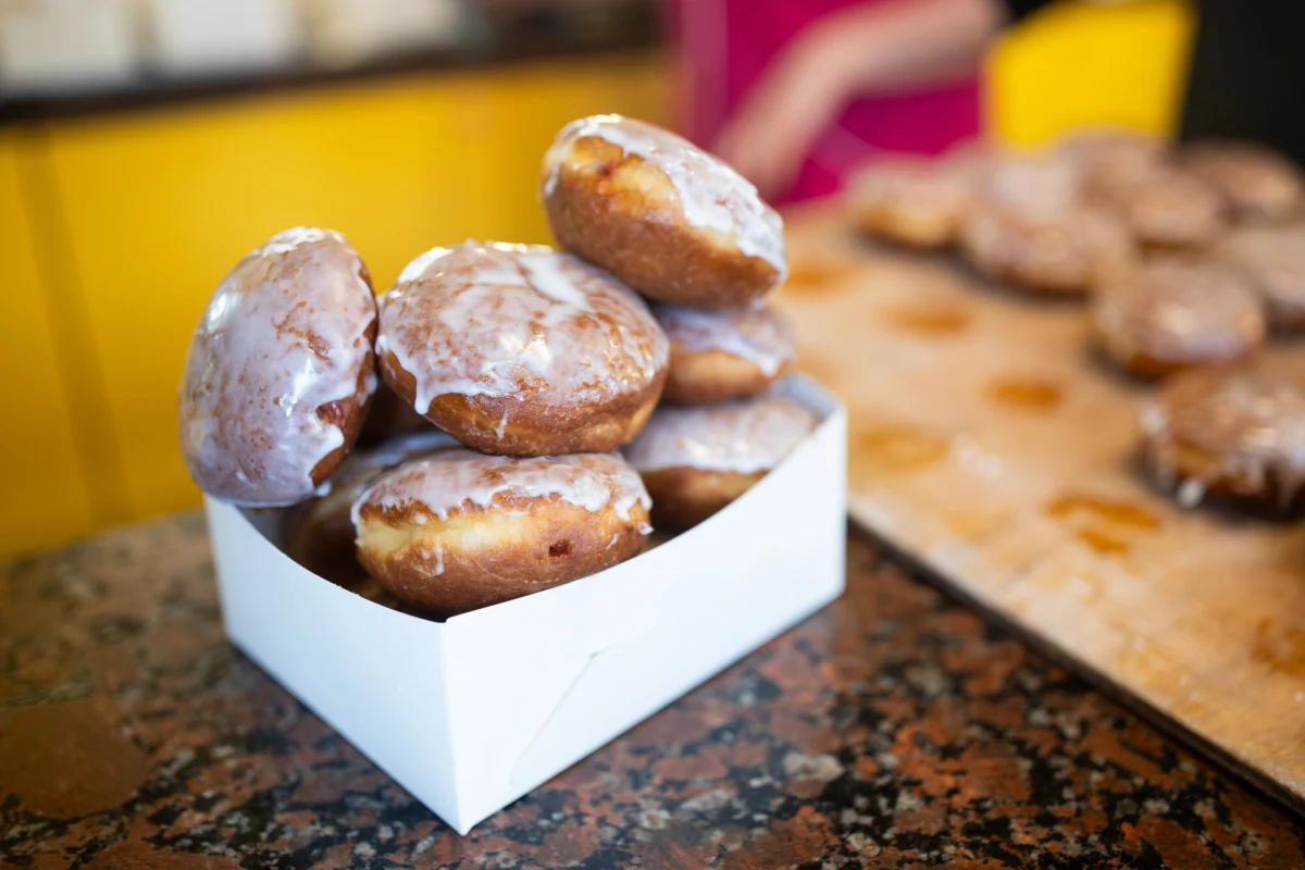 "Do zrobienia dobrego ciasta na pączki potrzeba nawet 40 żółtek i ćwierć kilo masła na kilogram mąki" - mówił Janusz Profus, prezes Stowarzyszenia Cukierników, Karmelarzy i Lodziarzy w tłusty czwartek, który dzisiaj obchodzimy. Jego zdaniem koszt składników, nakłady pracy i marża cukierni uzasadniają cenę 10 zł za sztukę.