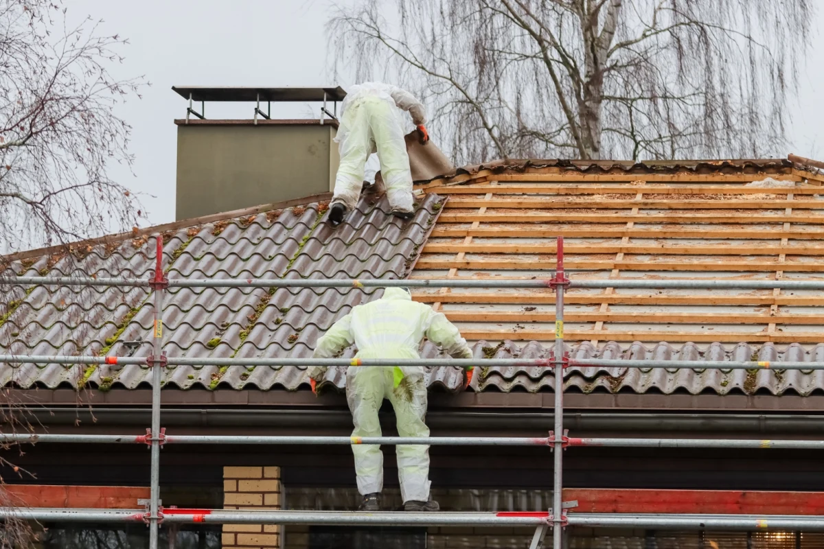 Ponad 115 tysięcy ton wyrobów azbestowych zostanie usuniętych i zutylizowanych w województwie lubelskim dzięki 15,5 mln euro z Funduszy Europejskich. Od wczoraj mieszkańcy, instytucje i przedsiębiorcy mogą składać wnioski o dofinansowanie tych prac w swoich gminach.