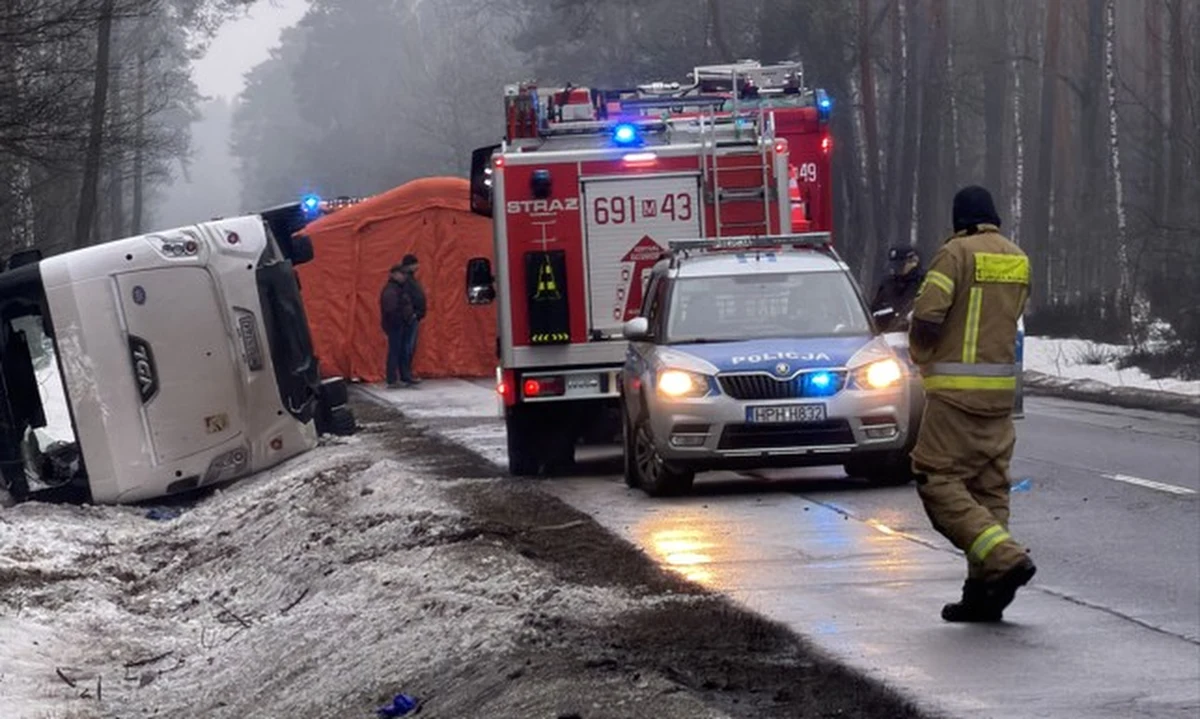 19 osób trafiło do szpitala po wypadku, do którego doszło dzisiaj o poranku na drodze krajowej nr 62 na Mazowszu. Autobus, którym jechało 31 pasażerów, wypadł z jezdni i wpadł do rowu między Łochowem a Wyszkowem. Droga jest nieprzejezdna, policja wyznaczyła objazdy. Utrudnienia mogą potrwać kilka godzin. Informację o wypadku dostaliśmy na Gorącą Linię RMF FM.