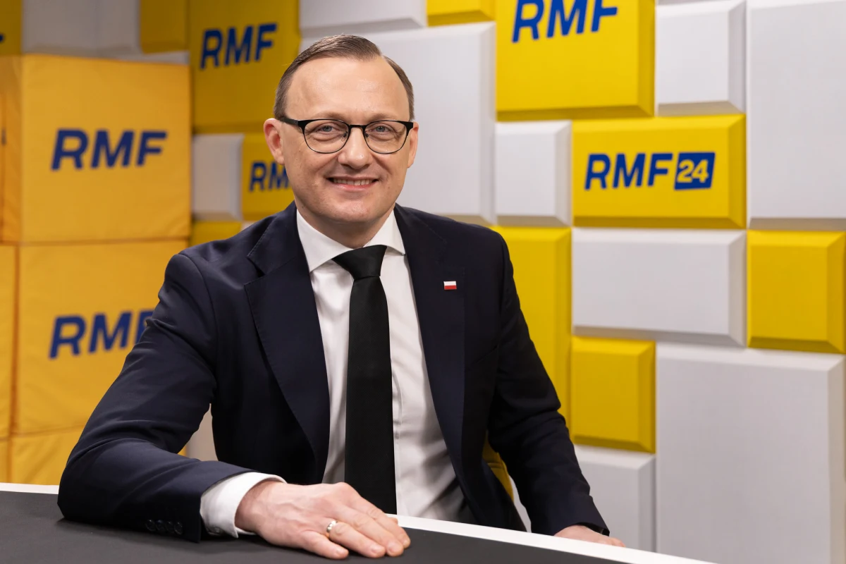 "Pan marszałek Czarzasty nie odpowiedział na żadne pytanie, odmówił odpowiedzi na jakiekolwiek pytanie dotyczące jego przeszłości" - powiedział rzecznik prezydenta Rafał Leśkiewicz w Porannej rozmowie w RMF FM, odnosząc się do środowego posiedzenia Rady Bezpieczeństwa Narodowego. "Jeżeli niczego by się nie obawiał, nie miałby nic do ukrycia, to mógłby w trybie niejawnym odpowiedzieć na pytania, które zostały mu zadane" - dodał rozmówca Tomasza Terlikowskiego. Ocenił, że "z panem marszałkiem Czarzastym jest jak z rosyjską matrioszką - po zdjęciu jednej warstwy pojawia się kolejna, także ze wschodu".