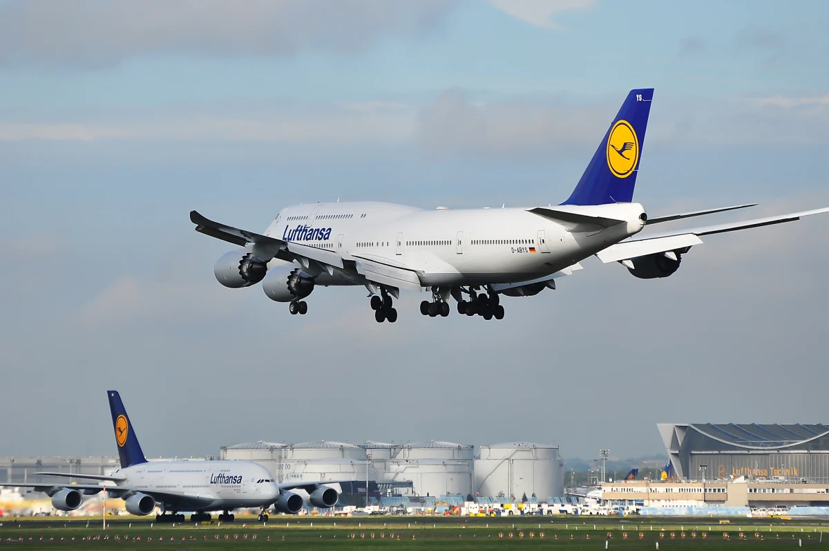 Piloci i załogi niemieckiej linii lotniczej Lufthansa rozpoczęli jednodniowy strajk. Odwołane zostały prawie wszystkie wyloty przewoźnika z Niemiec, w tym rejsy do Polski. Najbardziej dotknięte strajkiem są lotniska we Frankfurcie nad Menem i Monachium.