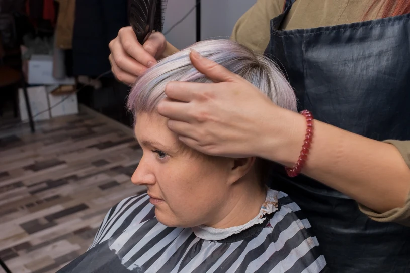 Najmodniejsze koloryzacje dla siwych włosów na wiosnę. Gwiazdy ją kochają