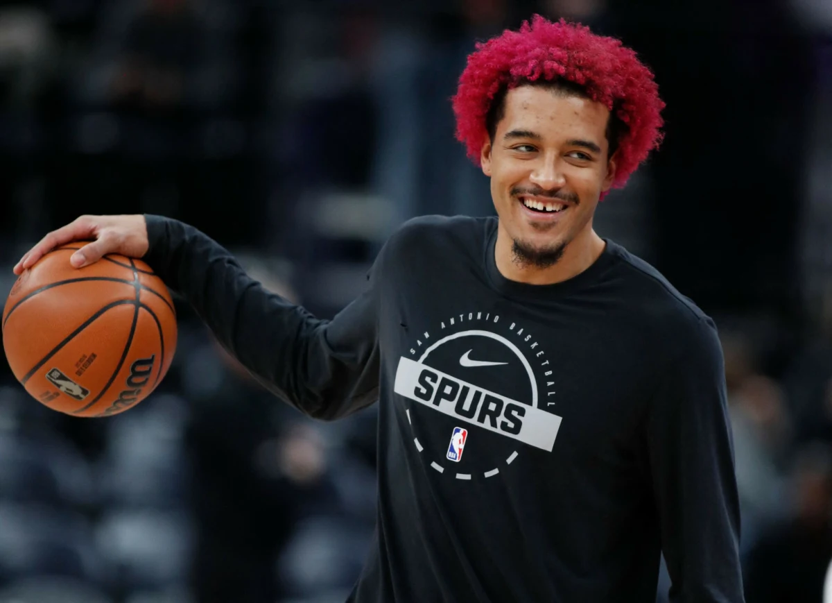 Jeremy Sochan, jeden z najbardziej utalentowanych polskich koszykarzy, oficjalnie zakończył swoją przygodę z San Antonio Spurs. Po rozwiązaniu kontraktu za porozumieniem stron 22-letni skrzydłowy stał się wolnym agentem. Jeszcze w tym sezonie może znaleźć nowy klub  - zarówno w NBA, jak i na parkietach europejskich. 