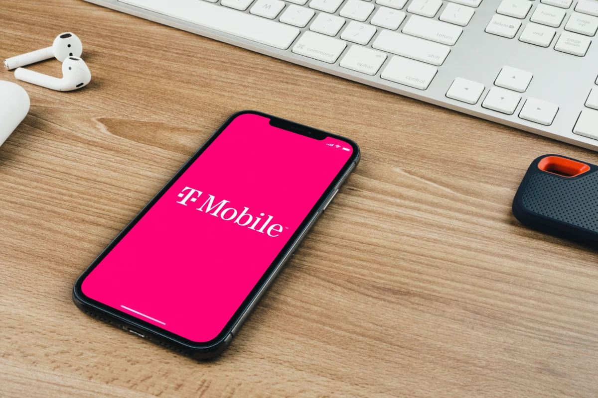 Klienci T-Mobile, którzy stracili rabaty przez opóźnienia w płatnościach, otrzymają rekompensaty. Urząd Ochrony Konkurencji i Konsumentów uznał, że mechanizm utraty zniżki działał jak niedozwolona kara umowna. Operator będzie musiał zwrócić pobrane kwoty lub zaoferować vouchery na swoje urządzenia.