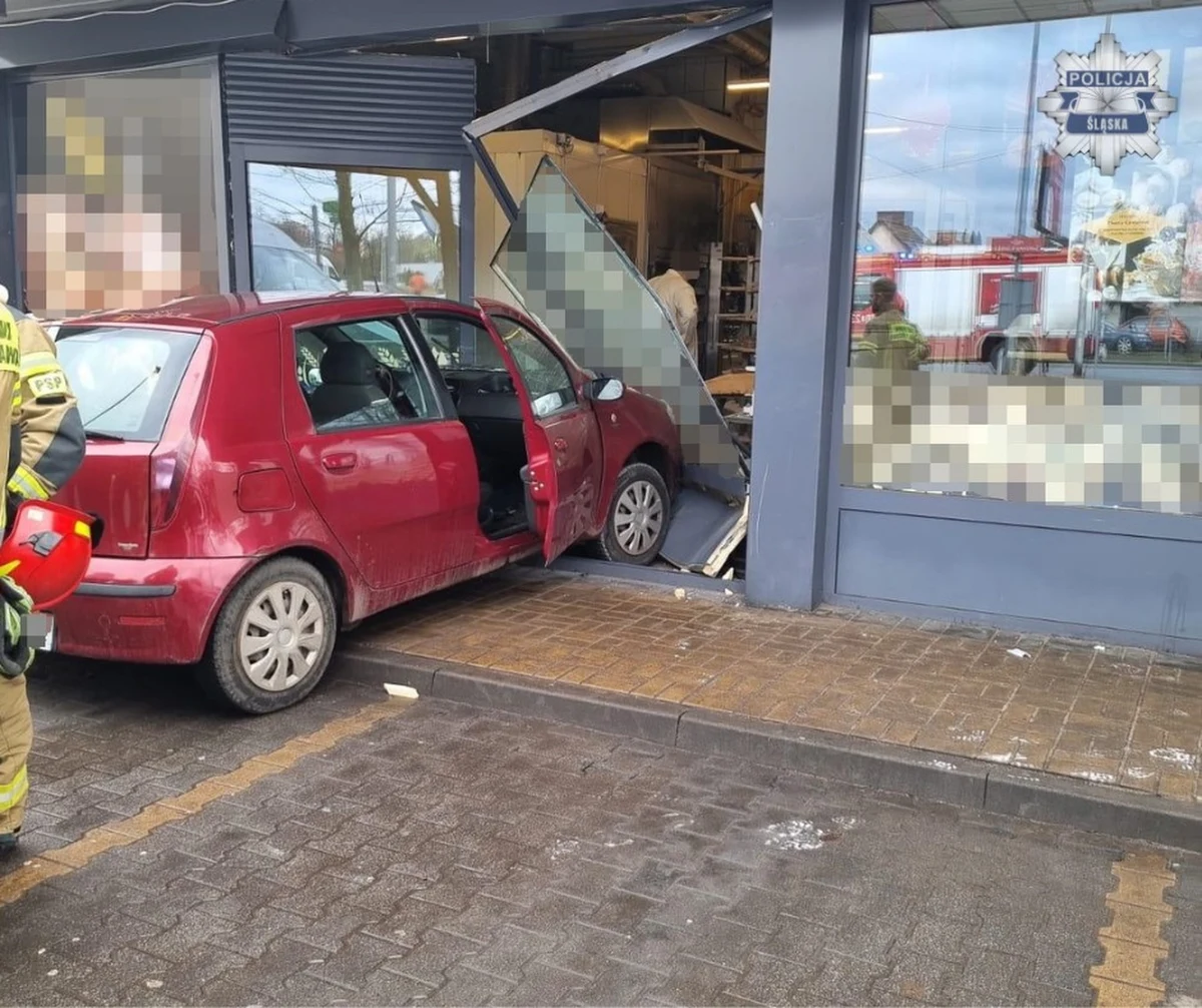 Do niecodziennego wypadku doszło w czwartek w Bytomiu (Śląskie). 87-letni mężczyzna, kierując Fiatem Punto, przez pomyłkę wjechał w budynek, w którym mieści się piekarnia i cukiernia. Na szczęście nikomu nic się nie stało. 