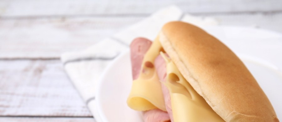 Na klasycznej kanapce szynka i ser pojawiają się niemal obowiązkowo, wręcz przyciągają się do siebie – pasują smakiem, doskonale uzupełniają się, krótko mówiąc: najszybszy i najlepszy pomysł na śniadanie czy kolację. Okazuje się jednak, że niekoniecznie.