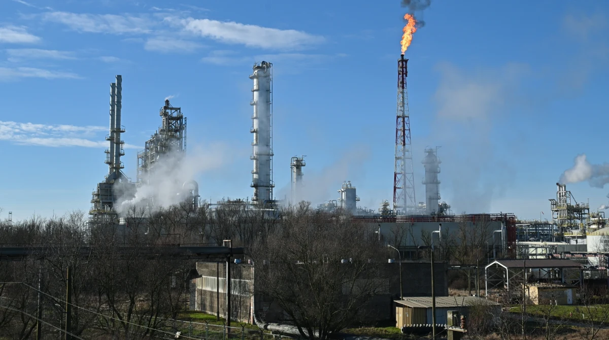 Kadrowa rewolucja w Grupie Azoty, jednej z najważniejszych państwowych spółek. Rada nadzorcza - na bezpośrednie polecenie ministra aktywów państwowych - odwołała prezesa Andrzeja Skolmowskiego i dwóch jego zastępców. Jednocześnie resort ogłosił plany dokapitalizowania firmy, podkreślając jej strategiczne znaczenie dla polskiej gospodarki.