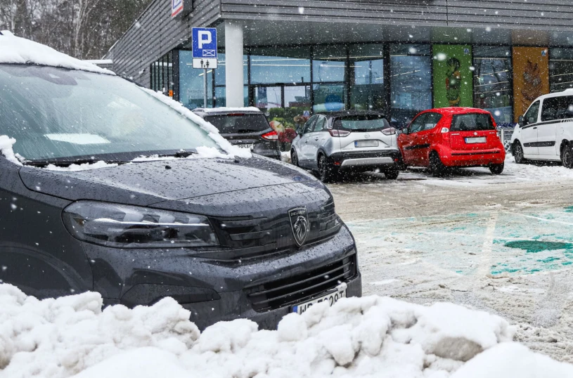 Znany dyskont udostępnia parking dla mieszkańców. Cena? Tylko 12 zł za noc