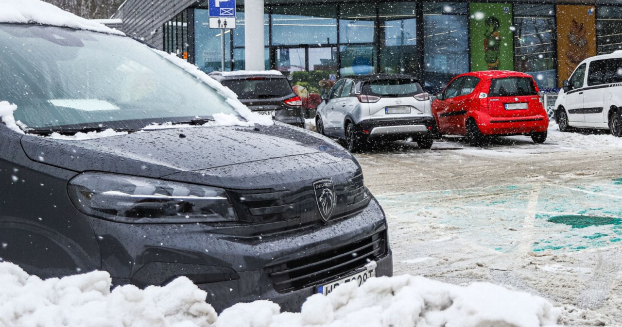 Znany dyskont udostępnia parking dla mieszkańców. Cena? Tylko 12 zł za noc