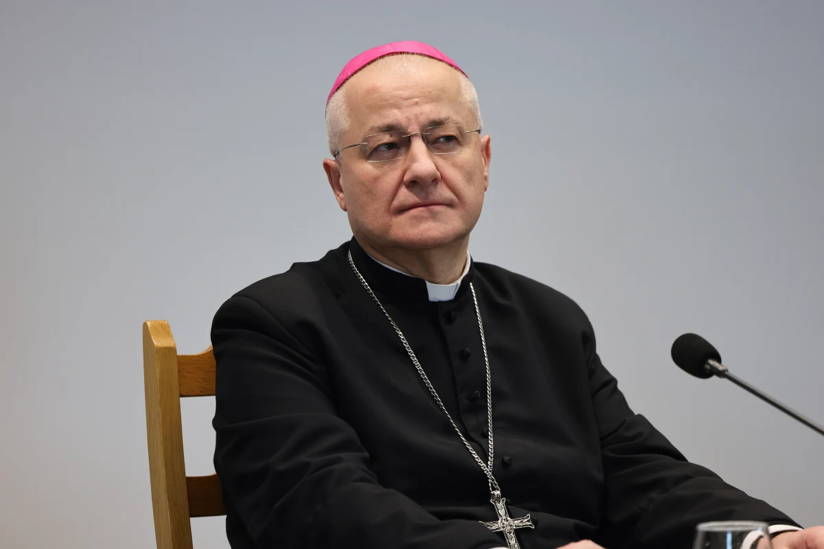 "Dziś wyznaję nasz wstyd i smutek i przepraszam za każdą chwilę, którą przeżywaliście w Kościele, który stał się miejscem zranienia. Chcemy powiedzieć jasno o 23 duchownych z diecezji sosnowieckiej, którzy byli oskarżeni o czyny zabronione. W odniesieniu do 19 z nich wiemy, że takie przestępstwa zostały stwierdzone. Trwają dochodzenia lub procesy" - powiedział podczas czwartkowej konferencji biskup sosnowiecki Artur Ważny. Komisja ustaliła, że co najmniej 50 osób małoletnich zostało skrzywdzonych przez osoby reprezentujące instytucje kościelne w tej diecezji. Komisja, która pracuje od ponad roku, zidentyfikowała 29 osób, którym zarzucono tego typu czyny, część z nich nie potwierdziła się. Przewodniczący komisji Tomasz Krzyżak stwierdził, że "nie wszystkie osoby skrzywdzone się ujawniły". 