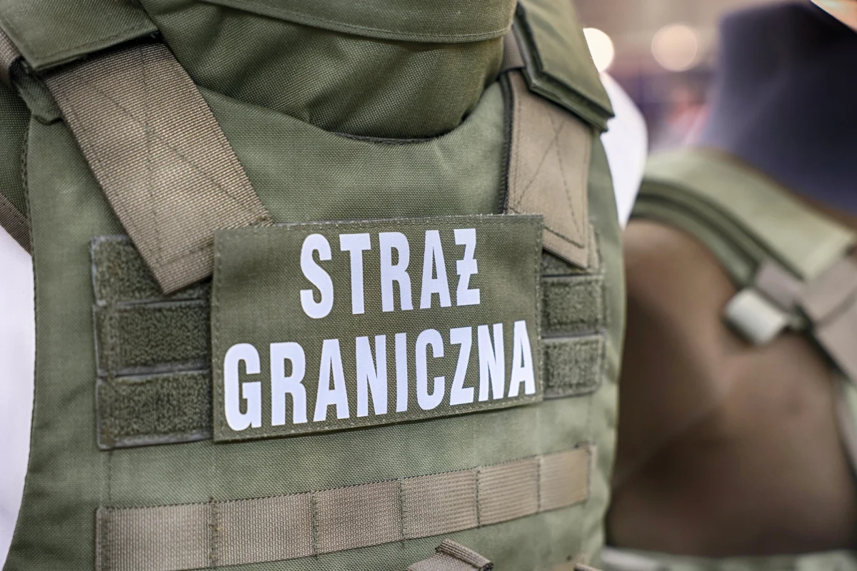 Prokuratura Rejonowa w Sokółce na Podlasiu poinformowała, że czwórka Litwinów podejrzanych o udział w przemycie do Polski w sumie 6 tysięcy paczek papierosów z Białorusi trafiła do aresztu. Mężczyźni usłyszeli zarzuty. Do przemytu papierosów mieli użyć balonów meteorologicznych. 