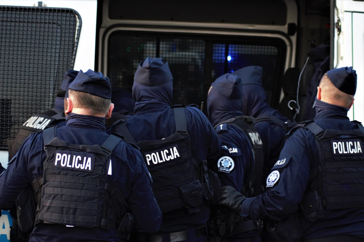 38-letni mężczyzna z maczetę w ręku zaczepiał przechodniów na ul. Cechowej w Krakowie - dowiedział się Krzysztof Zasada, reporter RMF FM. Mężczyzna uszkodził też zaparkowany samochód i uderzył w ramię przypadkowego przechodnia.