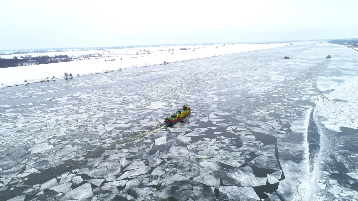"Tak długo, jak to będzie konieczne, tak długo będziemy łamać lód" – mówi RMF FM Bogusław Pinkiewicz z Regionalnego Zarządu Gospodarki Wodnej w Gdańsku. Tygrys, Puma, Narwal, Nerpa, Manat oraz Foka to lodołamacze, które od kilku dni pracują na Wiśle. Na odcinku od ujścia Wisły po Tczew wycięta została rynna w lodzie, którą kra może się swobodnie przesuwać. 