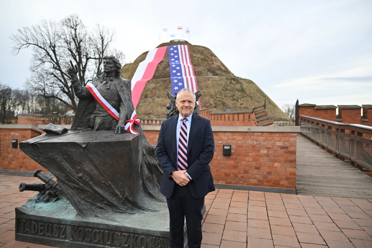 Podczas uroczystości odsłonięcia tablicy upamiętniającej 250. rocznicę ogłoszenia Deklaracji Niepodległości Stanów Zjednoczonych na Kopcu Kościuszki w Krakowie, ambasador USA w Polsce Thomas Rose podkreślił wyjątkową siłę relacji między Polską a USA. Jak zaznaczył, więzi te są tak głębokie i trwałe, że nie można ich złamać.