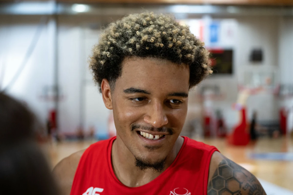 Reprezentant Polski Jeremy Sochan niespełna 24 godziny pozostawał bezrobotny po rozwiązaniu umowy z San Antonio Spurs. 22-letni koszykarz ma podpisać kontrakt z New York Knicks - poinformował dziennikarz espn.com Shams Charania. Sochan będzie trzecim Polakiem w historii tego klubu.