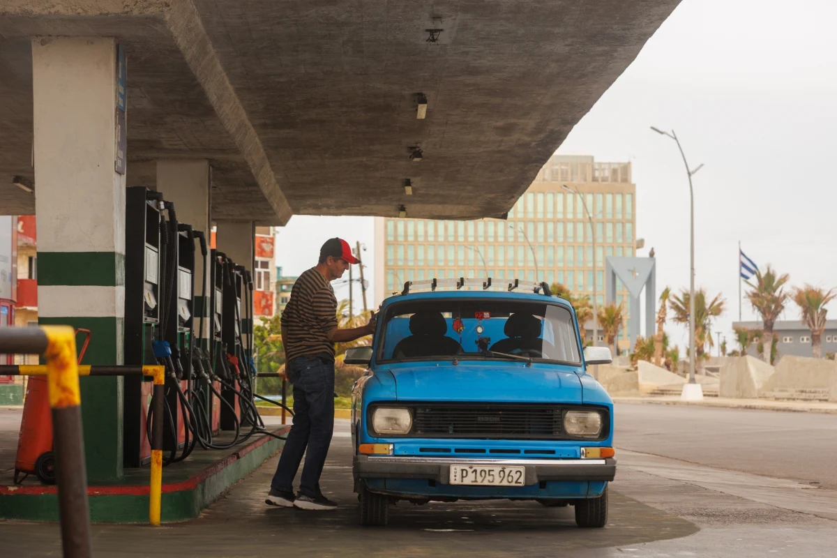 Polskie Ministerstwo Spraw Zagranicznych apeluje do obywateli o odłożenie wyjazdów turystycznych na Kubę. Sytuacja na wyspie jest coraz trudniejsza - braki paliwa, długotrwałe przerwy w dostawach prądu i ryzyko zawieszenia lotów międzynarodowych mogą poważnie utrudnić podróżowanie.