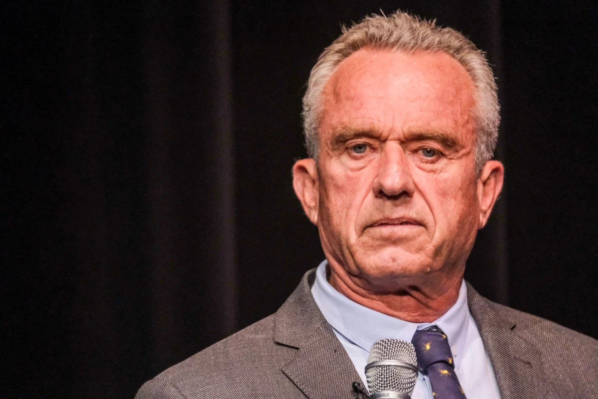Robert F. Kennedy Jr., sekretarz zdrowia i opieki społecznej USA, w jednym z podcastów przyznał, że nie boi się zarazków, ponieważ w przeszłości wciągał kokainę z desek sedesowych. Polityk otwarcie mówi o swojej walce z uzależnieniem.