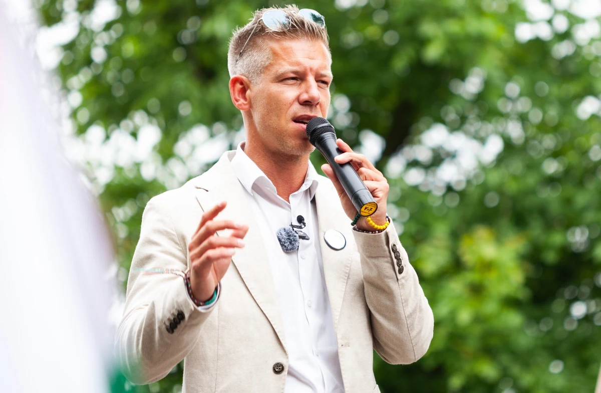 Na Węgrzech wybuchł skandal obyczajowy z udziałem lidera opozycyjnej partii TISZA, Petera Magyara. Polityk opublikował w mediach społecznościowych nagranie, w którym szczegółowo opisał okoliczności powstania sekstaśmy z jego udziałem. Sprawa nabiera szczególnego znaczenia w kontekście zbliżających się wyborów parlamentarnych, w których TISZA ma szansę pokonać rządzącą partię Fidesz.